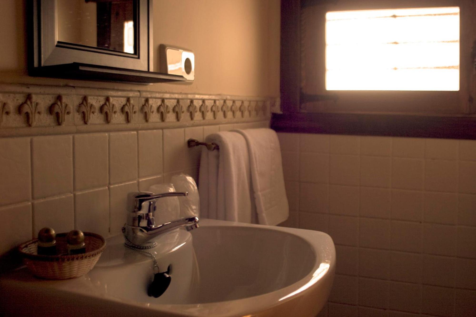 Hostal Alfonso XII Toledo Esterno foto